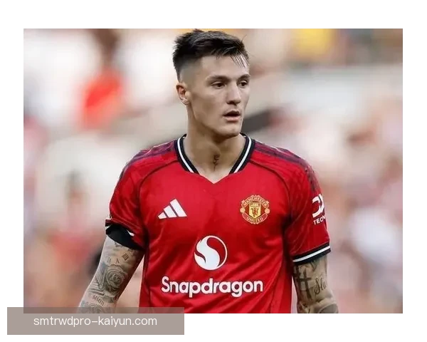 滕哈赫引领曼联重塑辉煌，战术革新推动状态回暖，球队逐步回归英超巅峰