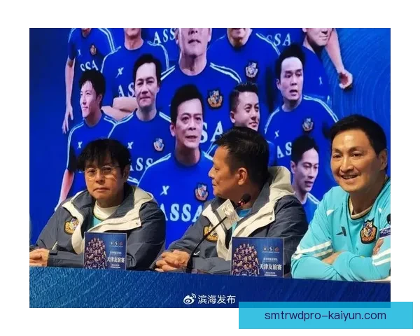 足球明星齐聚一堂，展现友谊与激情的精彩合影值得关注
